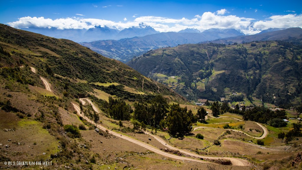 Valle andino con nevados