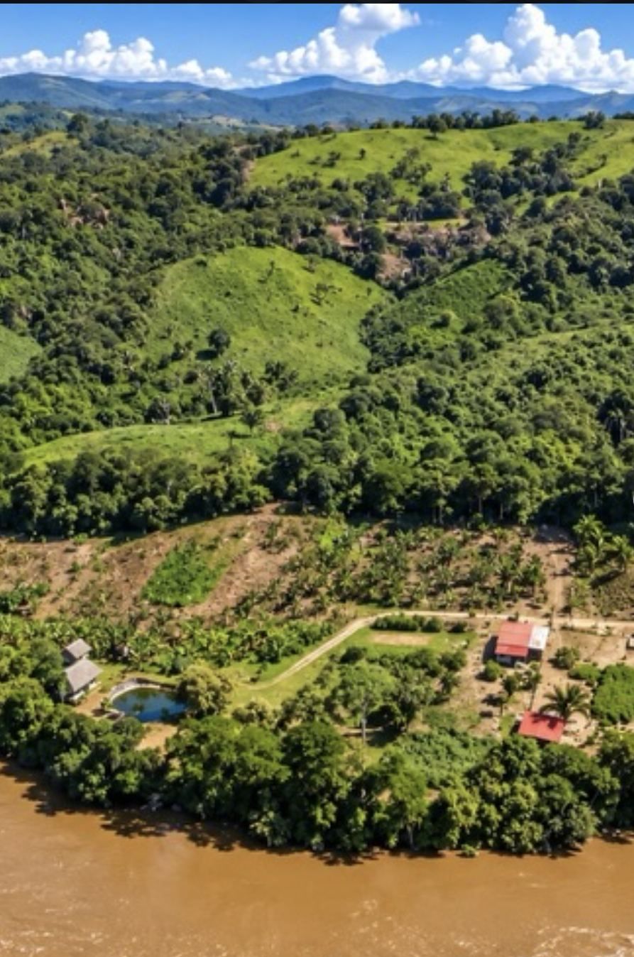 Terreno junto al río